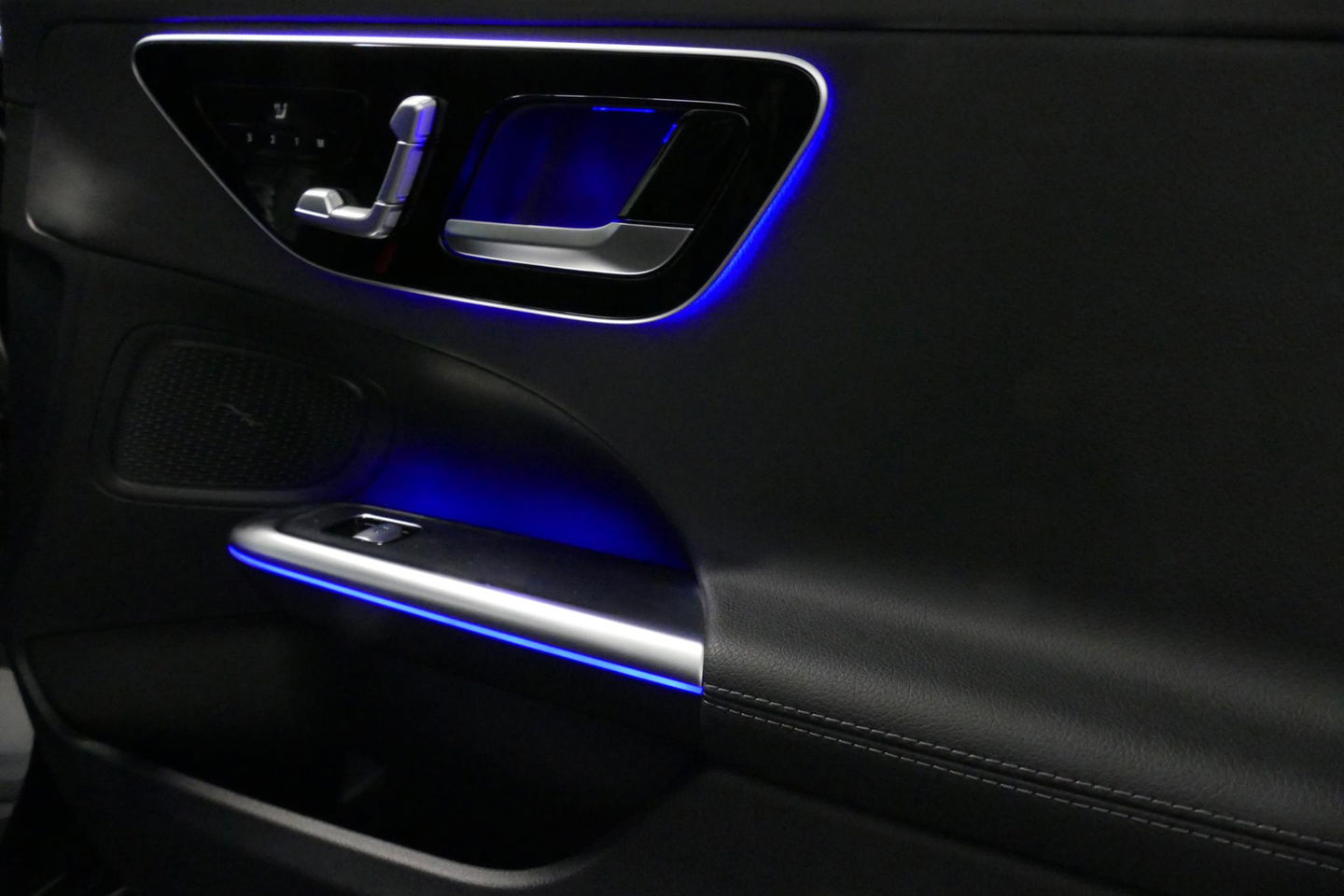 Mercedes-Benz C-Klasse 300 e AMG Line / C63s AMG Diffuser / Panamericana Grill / Panoramadak / Elektr. verstelbare voorstoelen + memory / Head-up Display / Ambienteverlichting Premium / Stoelverwarming / Apple Carplay - Android Auto / Rondomzichtcamera / 20'' LMV / LED High Per