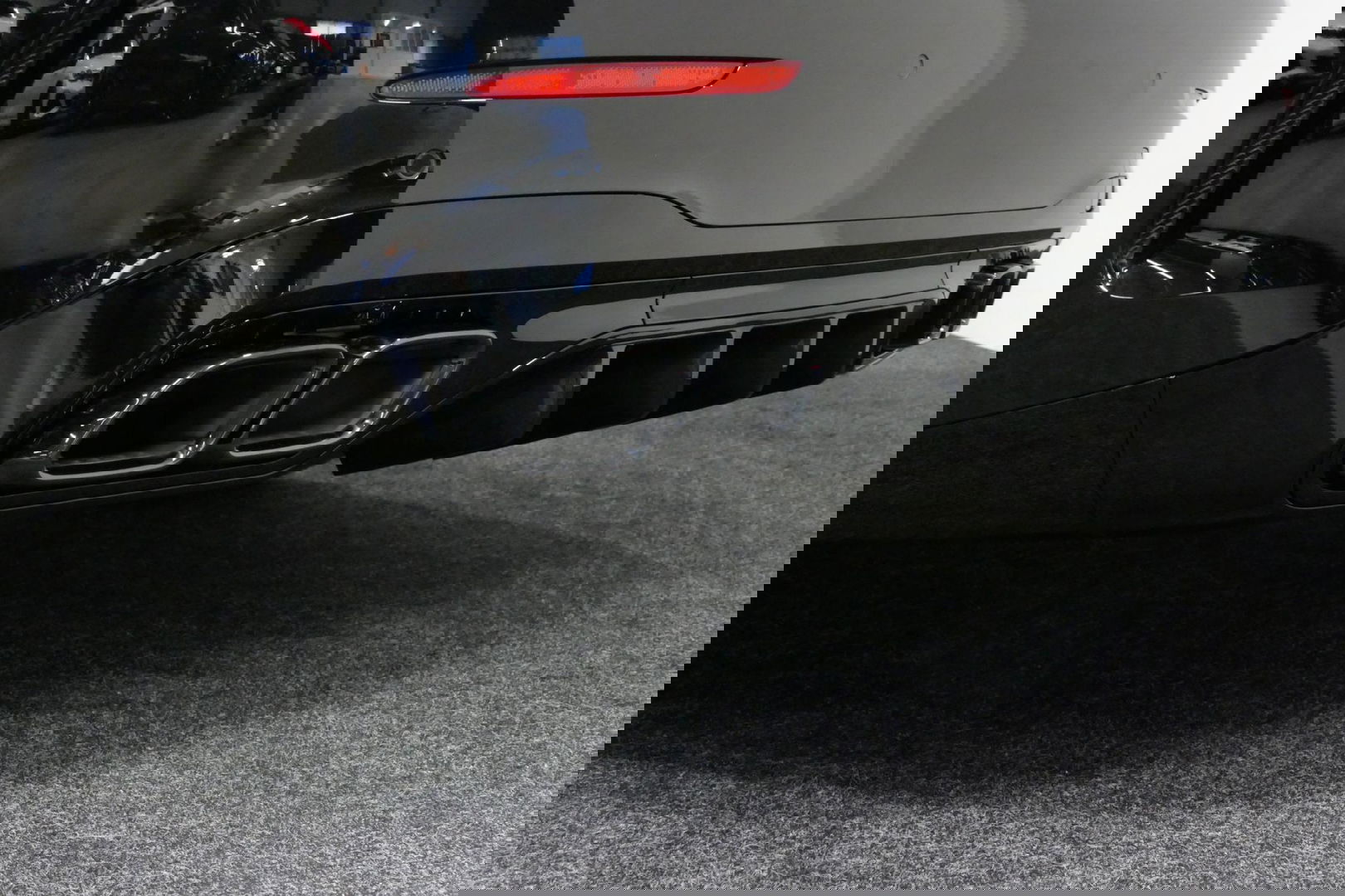 Mercedes-Benz C-Klasse 300 e AMG Line / C63s AMG Diffuser / Panamericana Grill / Panoramadak / Elektr. verstelbare voorstoelen + memory / Head-up Display / Ambienteverlichting Premium / Stoelverwarming / Apple Carplay - Android Auto / Rondomzichtcamera / 20'' LMV / LED High Per