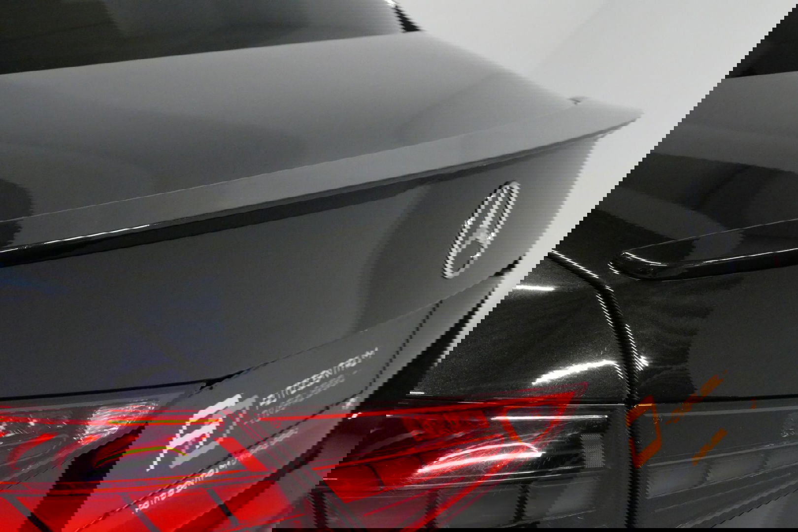 Mercedes-Benz C-Klasse 300 e AMG Line / C63s AMG Diffuser / Panamericana Grill / Panoramadak / Elektr. verstelbare voorstoelen + memory / Head-up Display / Ambienteverlichting Premium / Stoelverwarming / Apple Carplay - Android Auto / Rondomzichtcamera / 20'' LMV / LED High Per