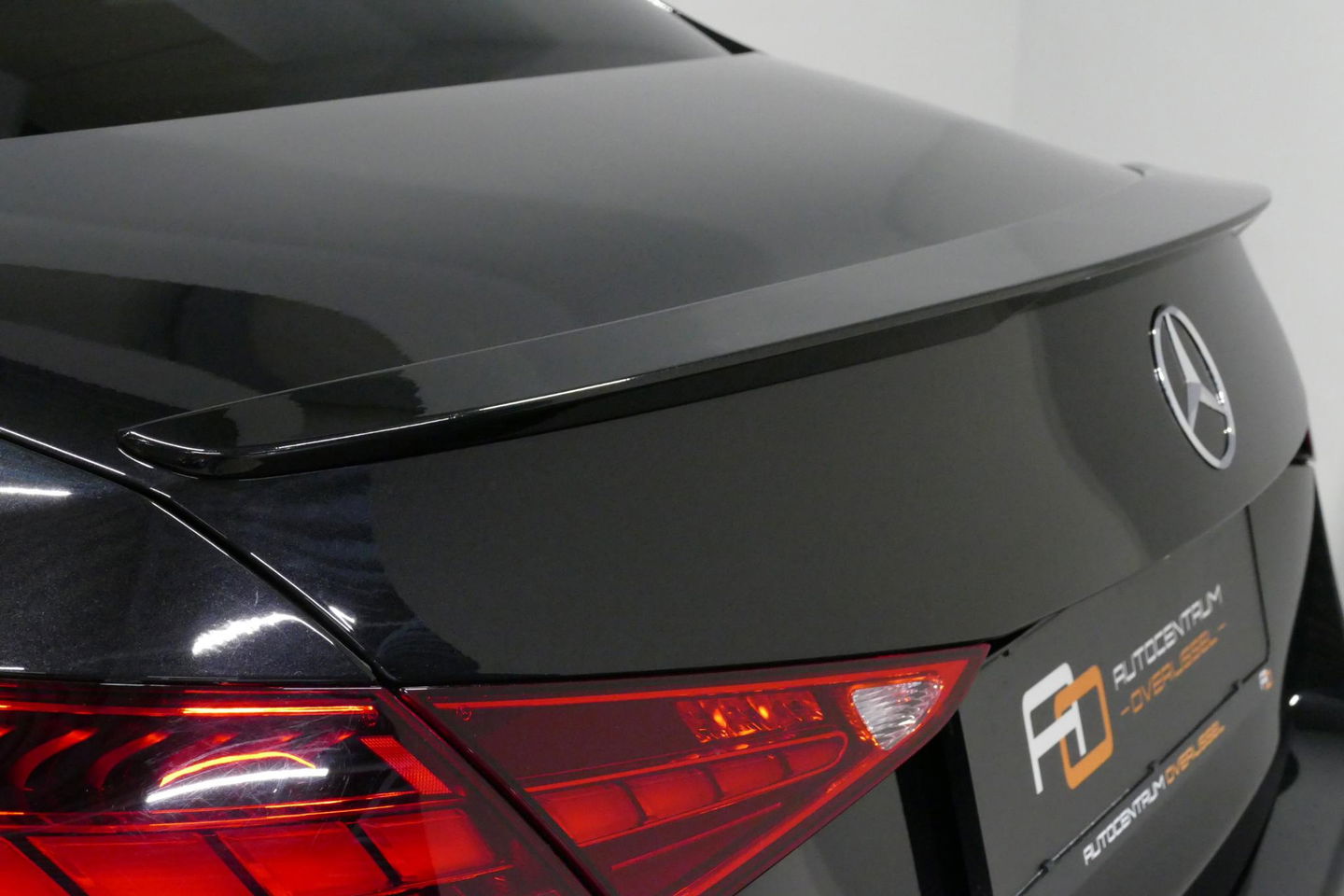 Mercedes-Benz C-Klasse 300 e AMG Line / C63s AMG Diffuser / Panamericana Grill / Panoramadak / Elektr. verstelbare voorstoelen + memory / Head-up Display / Ambienteverlichting Premium / Stoelverwarming / Apple Carplay - Android Auto / Rondomzichtcamera / 20'' LMV / LED High Per