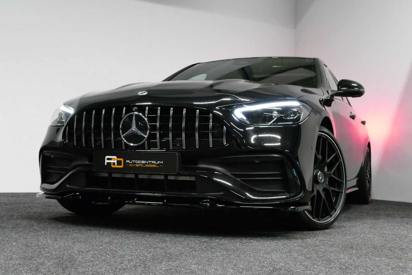 Mercedes-Benz C-Klasse 300 e AMG Line / C63s AMG Diffuser / Panamericana Grill / Panoramadak / Elektr. verstelbare voorstoelen + memory / Head-up Display / Ambienteverlichting Premium / Stoelverwarming / Apple Carplay - Android Auto / Rondomzichtcamera / 20'' LMV / LED High Per