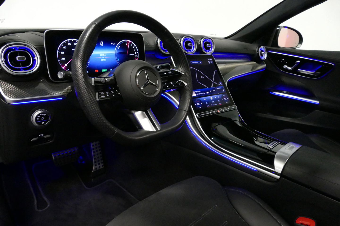 Mercedes-Benz C-Klasse 300 e AMG Line / C63s AMG Diffuser / Panamericana Grill / Panoramadak / Elektr. verstelbare voorstoelen + memory / Head-up Display / Ambienteverlichting Premium / Stoelverwarming / Apple Carplay - Android Auto / Rondomzichtcamera / 20'' LMV / LED High Per