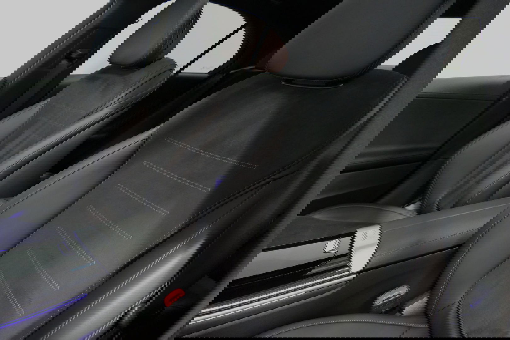 Mercedes-Benz C-Klasse 300 e AMG Line / C63s AMG Diffuser / Panamericana Grill / Panoramadak / Elektr. verstelbare voorstoelen + memory / Head-up Display / Ambienteverlichting Premium / Stoelverwarming / Apple Carplay - Android Auto / Rondomzichtcamera / 20'' LMV / LED High Per