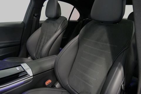 Mercedes-Benz C-Klasse 300 e AMG Line / C63s AMG Diffuser / Panamericana Grill / Panoramadak / Elektr. verstelbare voorstoelen + memory / Head-up Display / Ambienteverlichting Premium / Stoelverwarming / Apple Carplay - Android Auto / Rondomzichtcamera / 20'' LMV / LED High Per