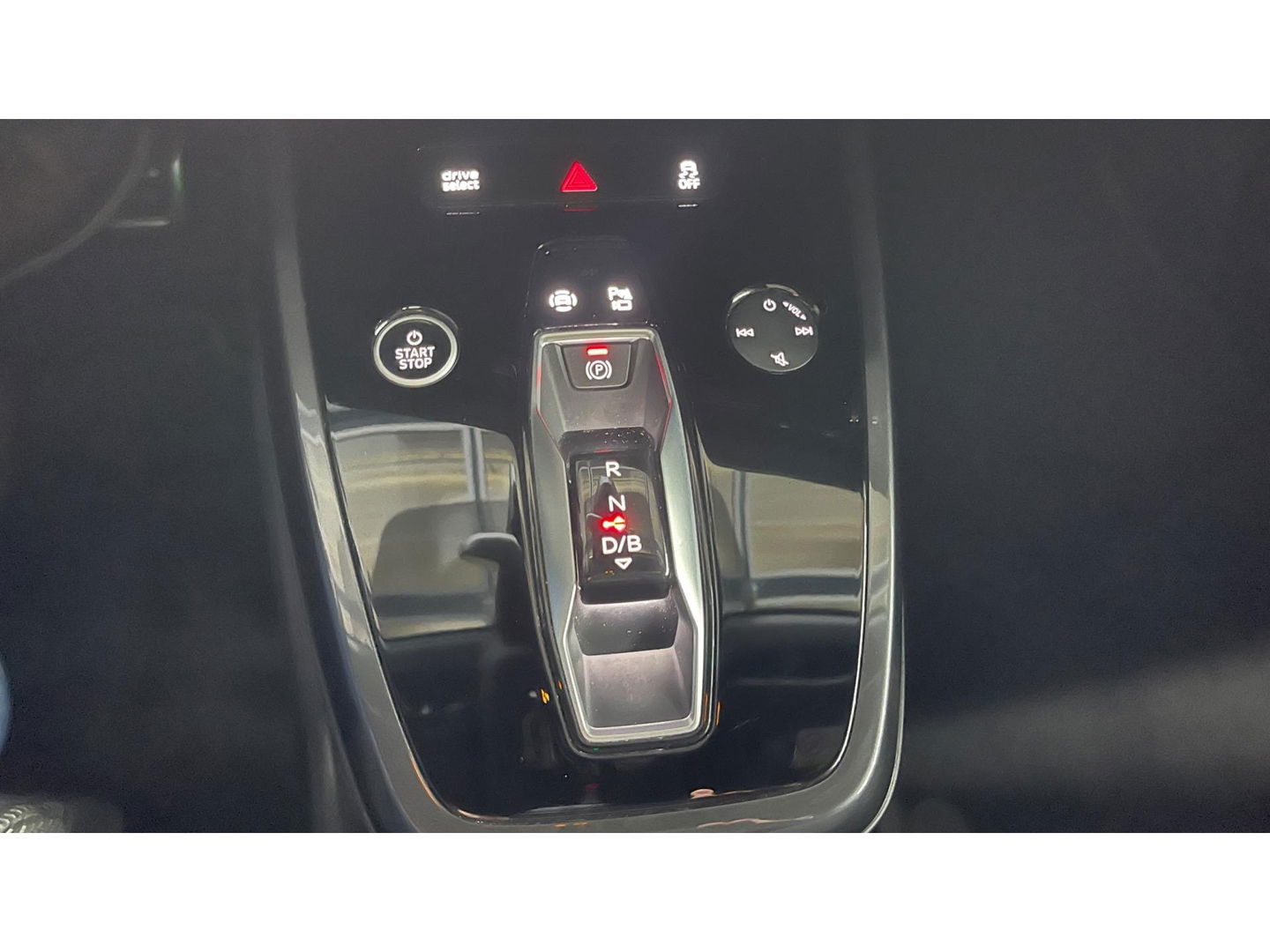 Audi Q4 e-tron 40 Launch edition S Competition 77 kWh 2X S-LINE PANO l MATRIX l CAMERA l ADAPT.CRUISE l ORG.NL l DEALER OND