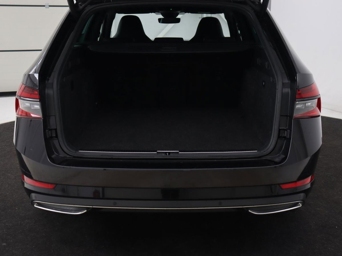 Škoda Superb 1.4 TSI iV Sportline | Stoelverwarming | Alcantara | Adaptive cruise | Camera | Carplay | Matrix LED | Stuurverwarming | Virtual Cockpit | Navigatie | Parkeerhulp | Sportstoelen | Sfeerverlichting | PHEV | Plug In