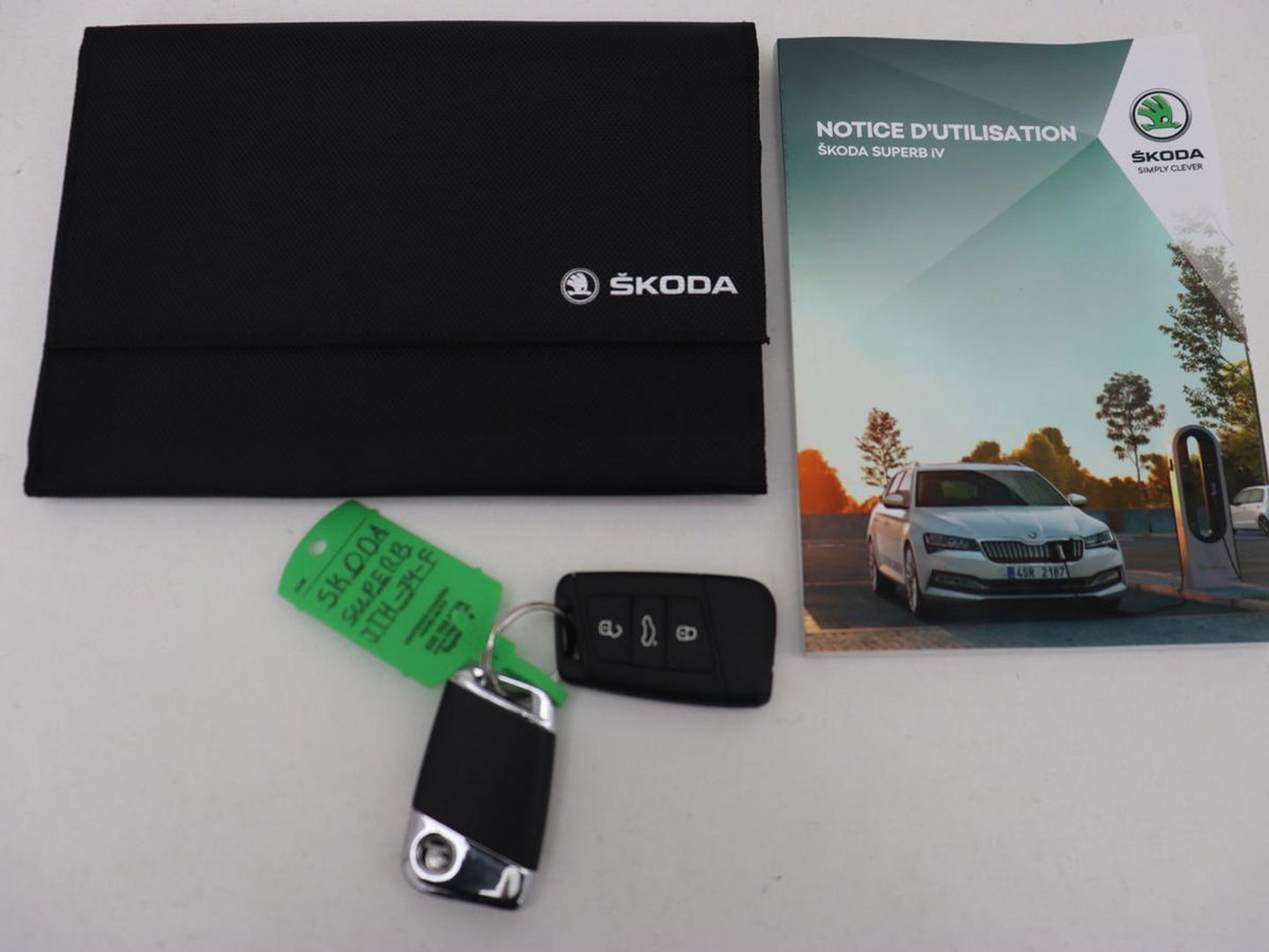 Škoda Superb 1.4 TSI iV Sportline | Stoelverwarming | Alcantara | Adaptive cruise | Camera | Carplay | Matrix LED | Stuurverwarming | Virtual Cockpit | Navigatie | Parkeerhulp | Sportstoelen | Sfeerverlichting | PHEV | Plug In