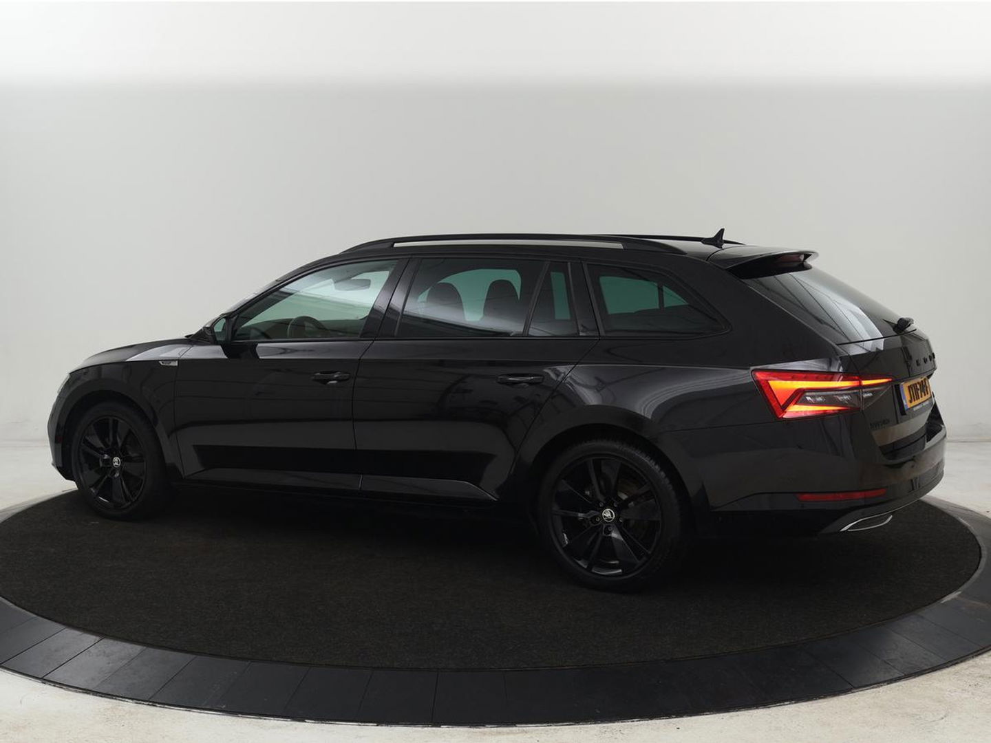 Škoda Superb 1.4 TSI iV Sportline | Stoelverwarming | Alcantara | Adaptive cruise | Camera | Carplay | Matrix LED | Stuurverwarming | Virtual Cockpit | Navigatie | Parkeerhulp | Sportstoelen | Sfeerverlichting | PHEV | Plug In