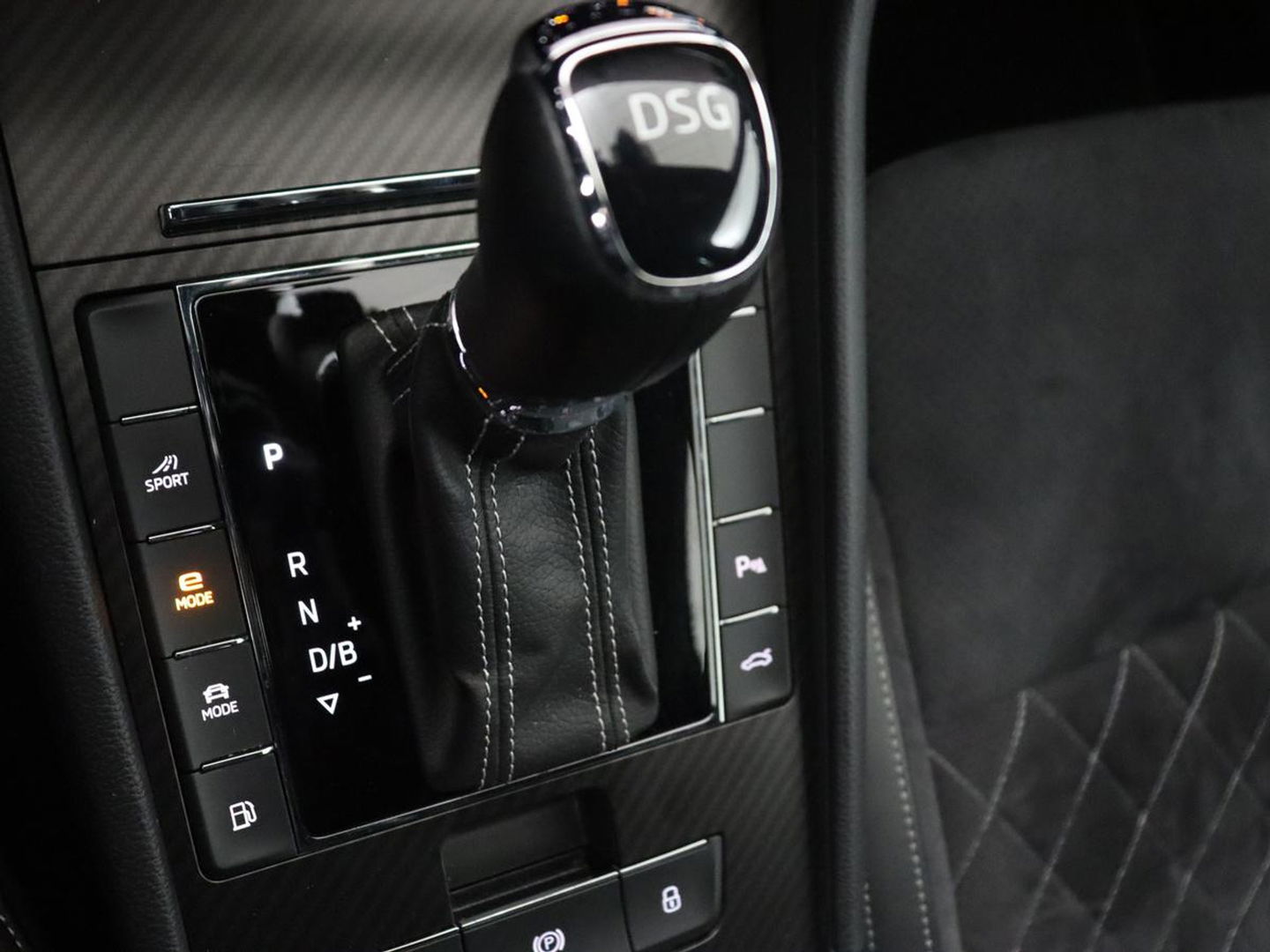 Škoda Superb 1.4 TSI iV Sportline | Stoelverwarming | Alcantara | Adaptive cruise | Camera | Carplay | Matrix LED | Stuurverwarming | Virtual Cockpit | Navigatie | Parkeerhulp | Sportstoelen | Sfeerverlichting | PHEV | Plug In