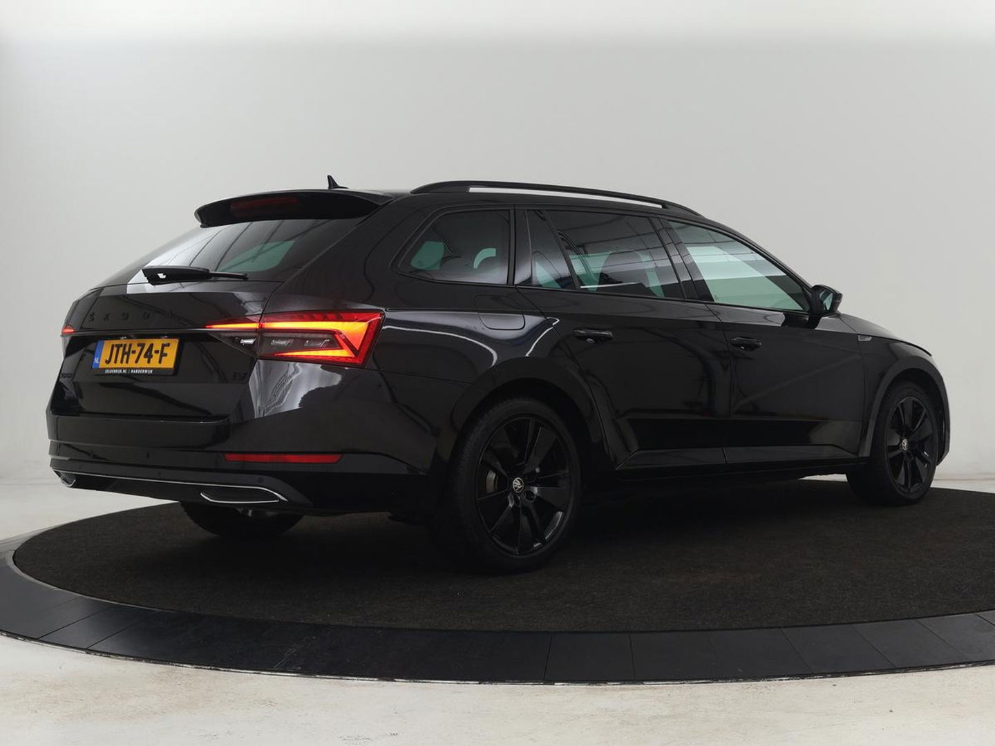 Škoda Superb 1.4 TSI iV Sportline | Stoelverwarming | Alcantara | Adaptive cruise | Camera | Carplay | Matrix LED | Stuurverwarming | Virtual Cockpit | Navigatie | Parkeerhulp | Sportstoelen | Sfeerverlichting | PHEV | Plug In