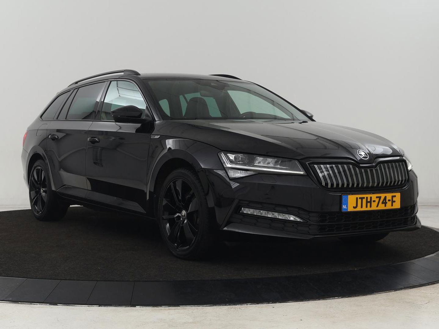 Škoda Superb 1.4 TSI iV Sportline | Stoelverwarming | Alcantara | Adaptive cruise | Camera | Carplay | Matrix LED | Stuurverwarming | Virtual Cockpit | Navigatie | Parkeerhulp | Sportstoelen | Sfeerverlichting | PHEV | Plug In