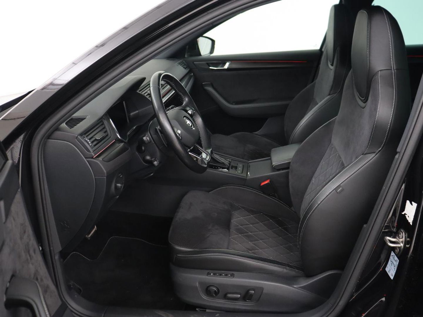 Škoda Superb 1.4 TSI iV Sportline | Stoelverwarming | Alcantara | Adaptive cruise | Camera | Carplay | Matrix LED | Stuurverwarming | Virtual Cockpit | Navigatie | Parkeerhulp | Sportstoelen | Sfeerverlichting | PHEV | Plug In