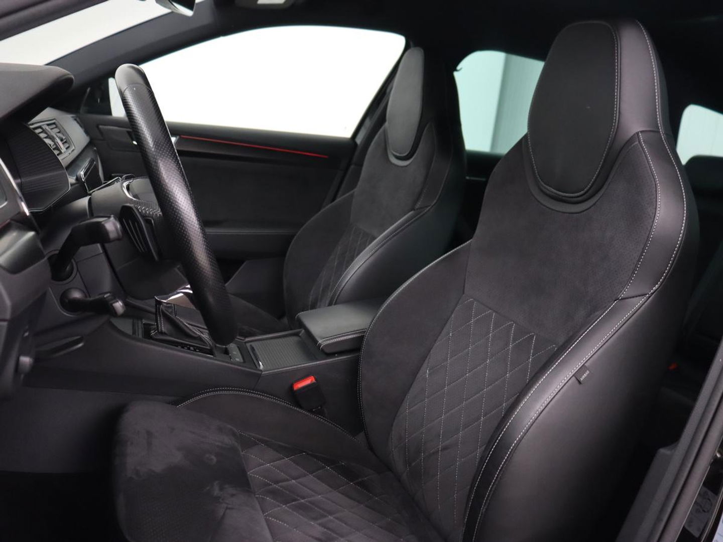 Škoda Superb 1.4 TSI iV Sportline | Stoelverwarming | Alcantara | Adaptive cruise | Camera | Carplay | Matrix LED | Stuurverwarming | Virtual Cockpit | Navigatie | Parkeerhulp | Sportstoelen | Sfeerverlichting | PHEV | Plug In