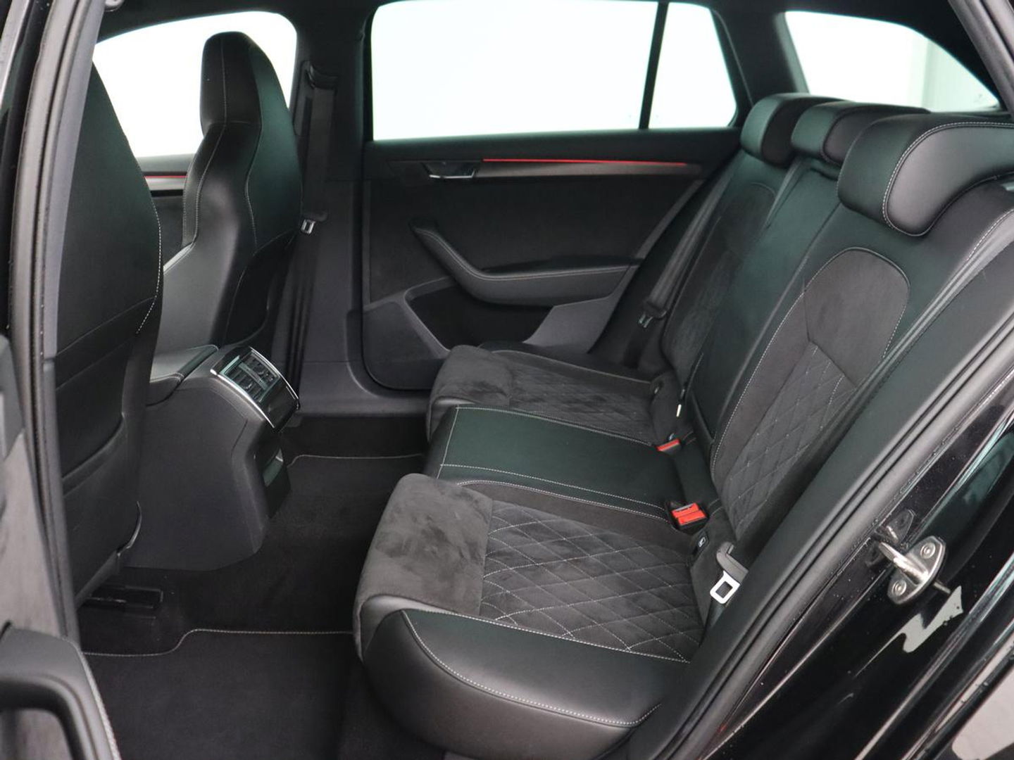 Škoda Superb 1.4 TSI iV Sportline | Stoelverwarming | Alcantara | Adaptive cruise | Camera | Carplay | Matrix LED | Stuurverwarming | Virtual Cockpit | Navigatie | Parkeerhulp | Sportstoelen | Sfeerverlichting | PHEV | Plug In