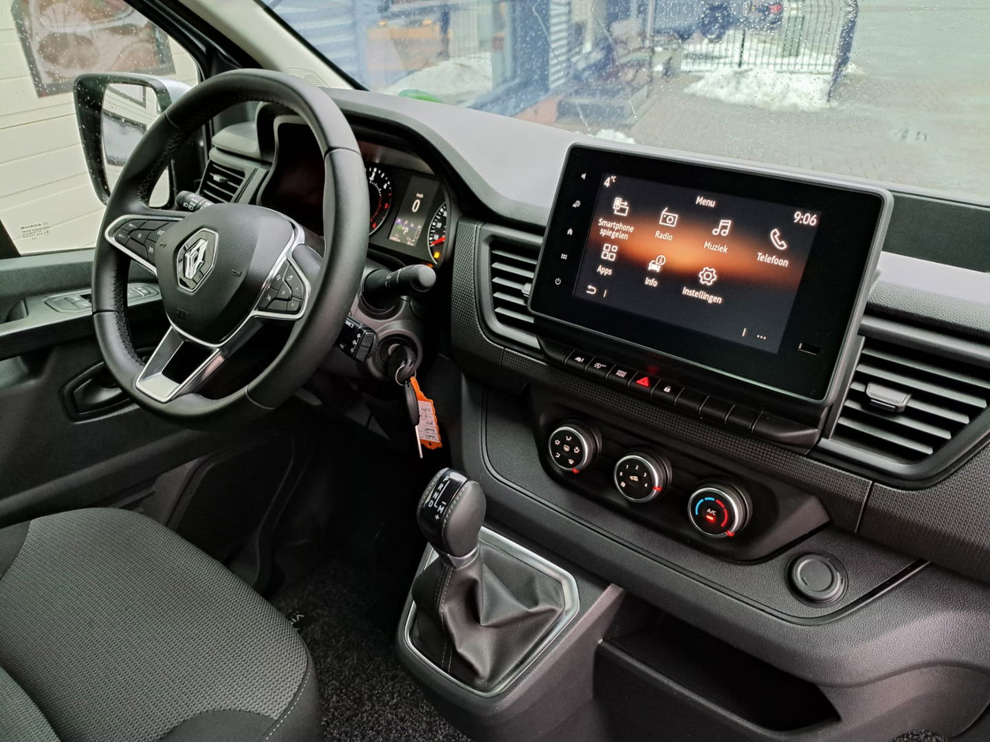 Renault Trafic T30 2.0 dCi Automaat 150 pk Euro 6 Lang L2 - Apple Carplay - LED