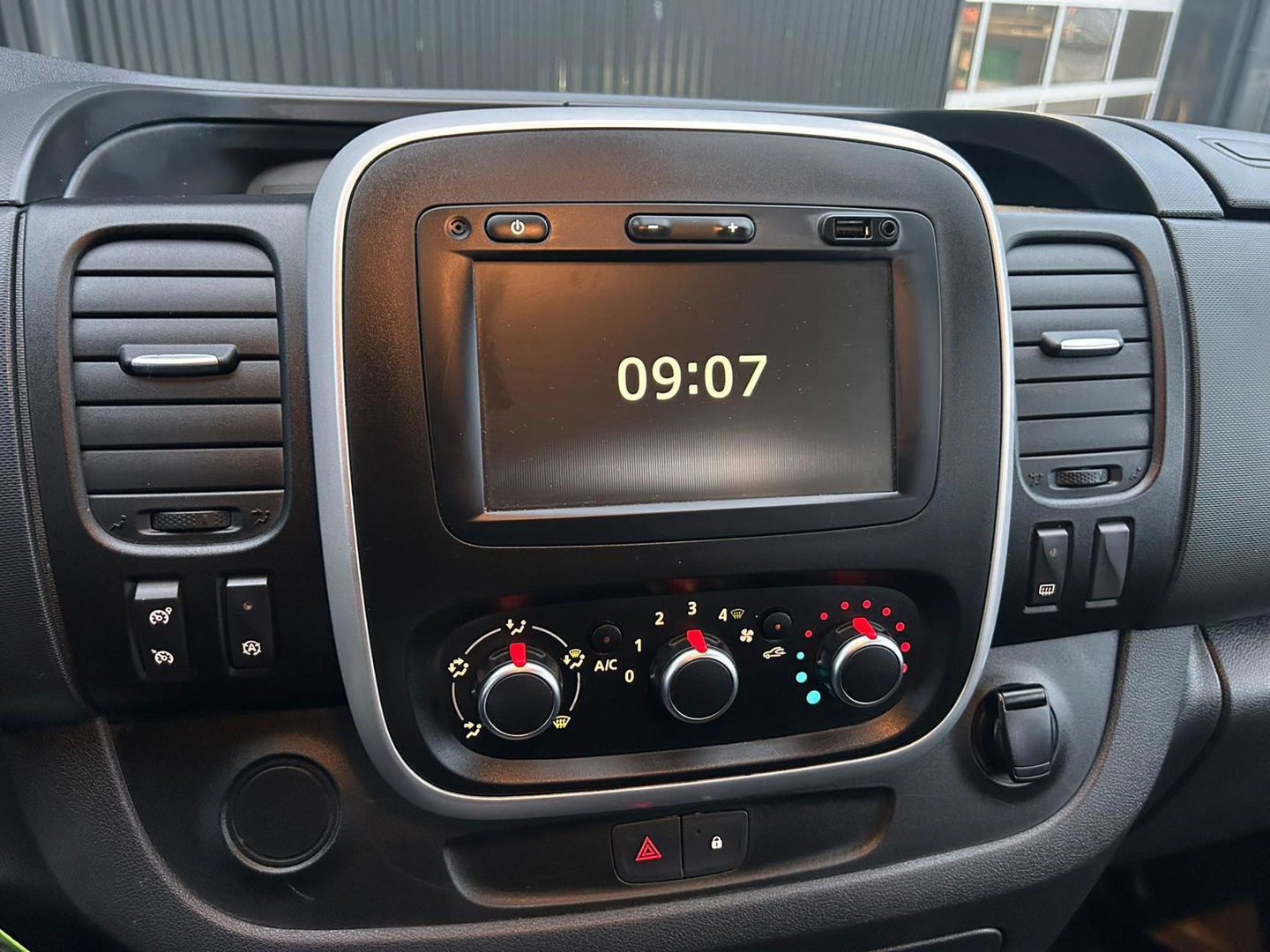 Renault Trafic 2.0 dCi 145pk EDC L2H1 DC Luxe | MARGE | Navigatie | LED | Velgen | Sidebars | Automaat | Dubbel cabine |