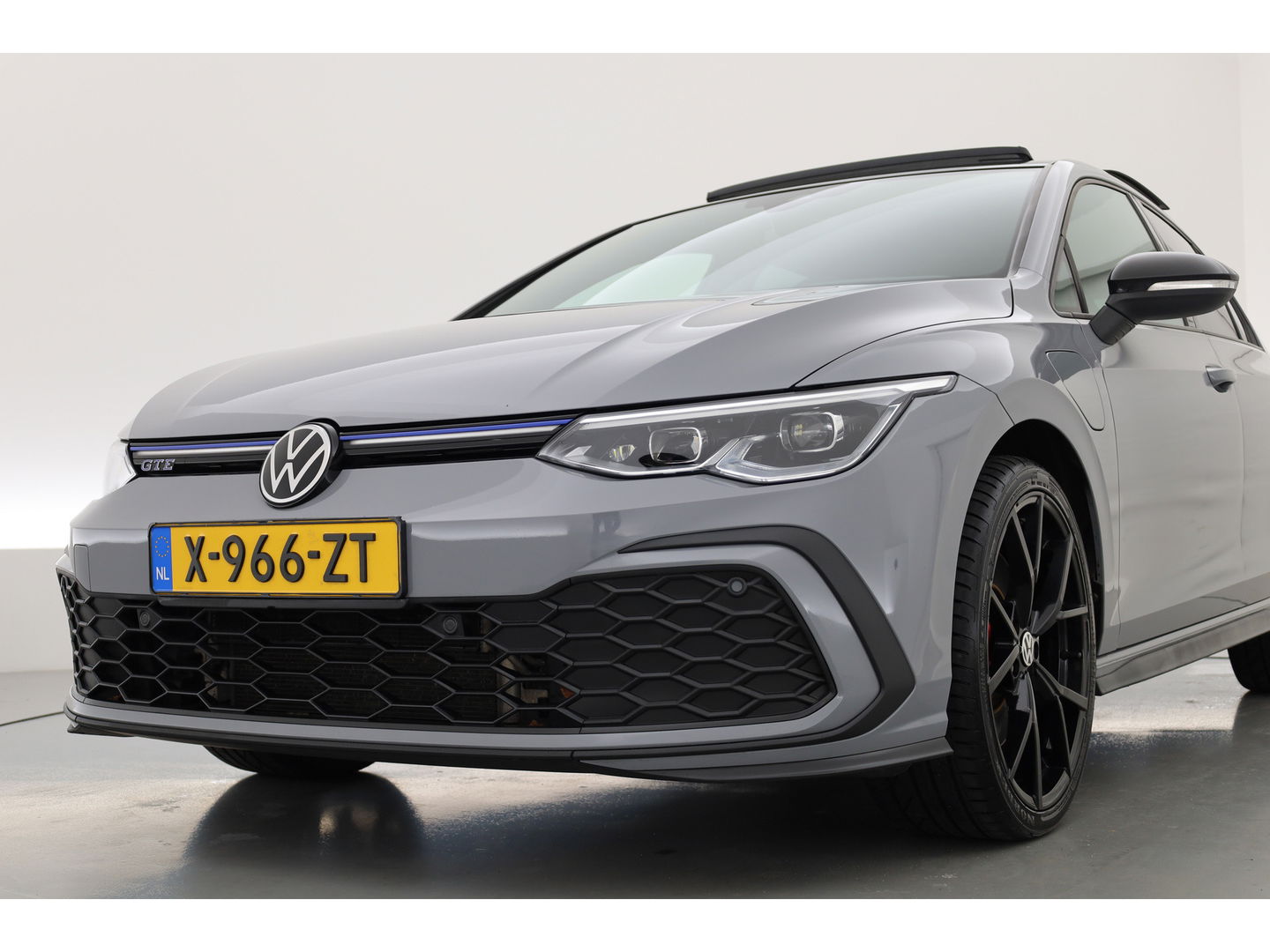 Volkswagen Golf 1.4 eHybrid GTE | Pano | IQ. Light | Stoel- Stuurverw. | 19'' | PDC | Apple CarPlay | Navi |