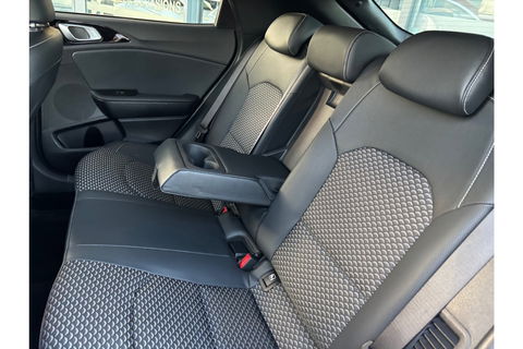 Kia Xceed 1.6 GDI PHEV AUTOMAAT BUSINESS LINE AIRCO CARPLAY PDC-CAMERA.