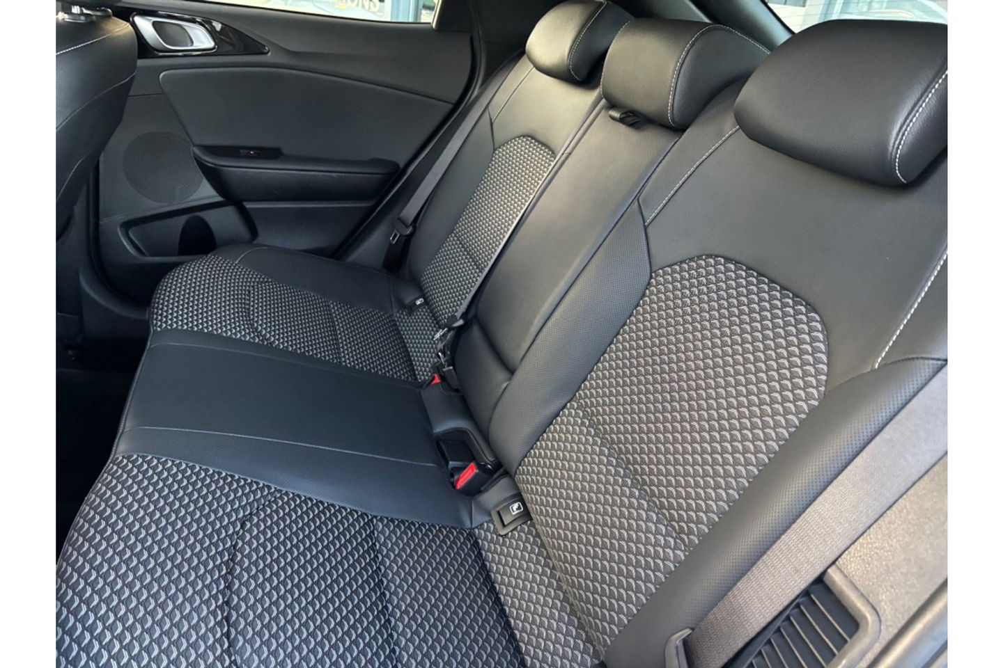 Kia Xceed 1.6 GDI PHEV AUTOMAAT BUSINESS LINE AIRCO CARPLAY PDC-CAMERA.