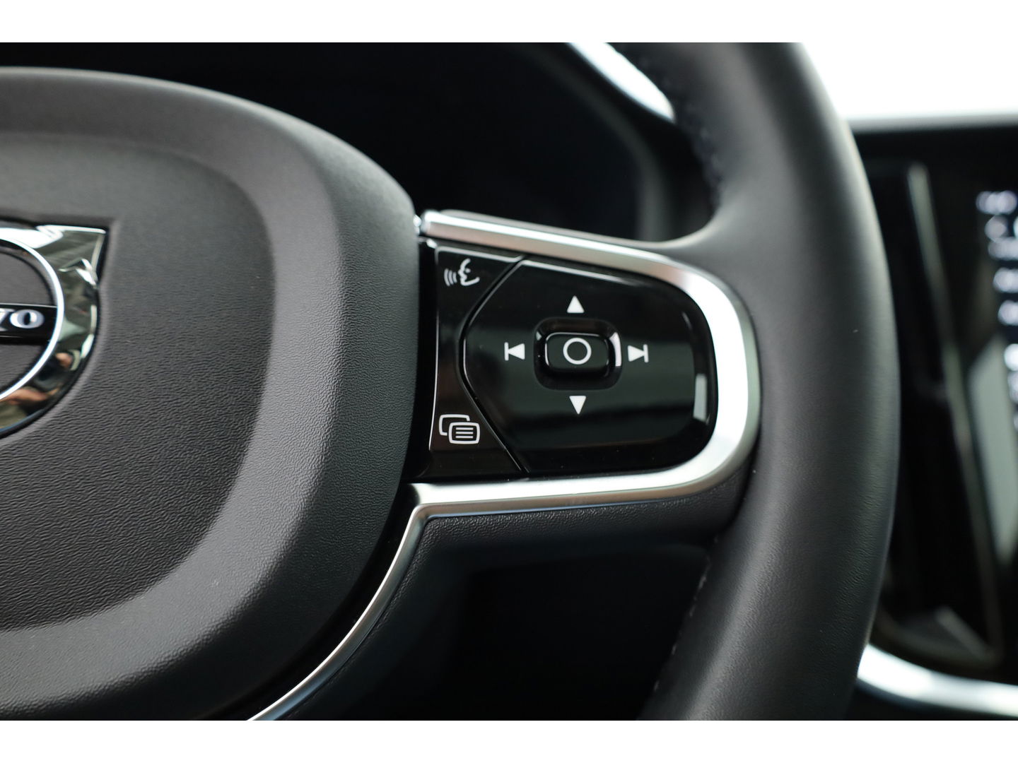 Volvo V60 2.0 T8 Plug-in hybrid AWD Ultra Dark | Pano-dak | Head-up | 360 camera | Trekhaak | H&K Audio |