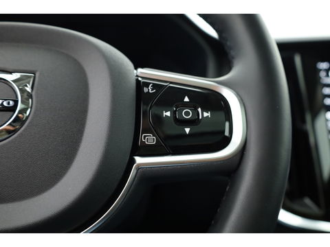 Volvo V60 2.0 T8 Plug-in hybrid AWD Ultra Dark | Pano-dak | Head-up | 360 camera | Trekhaak | H&K Audio |