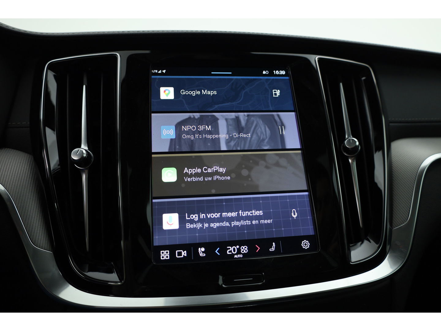 Volvo V60 2.0 T8 Plug-in hybrid AWD Ultra Dark | Pano-dak | Head-up | 360 camera | Trekhaak | H&K Audio |