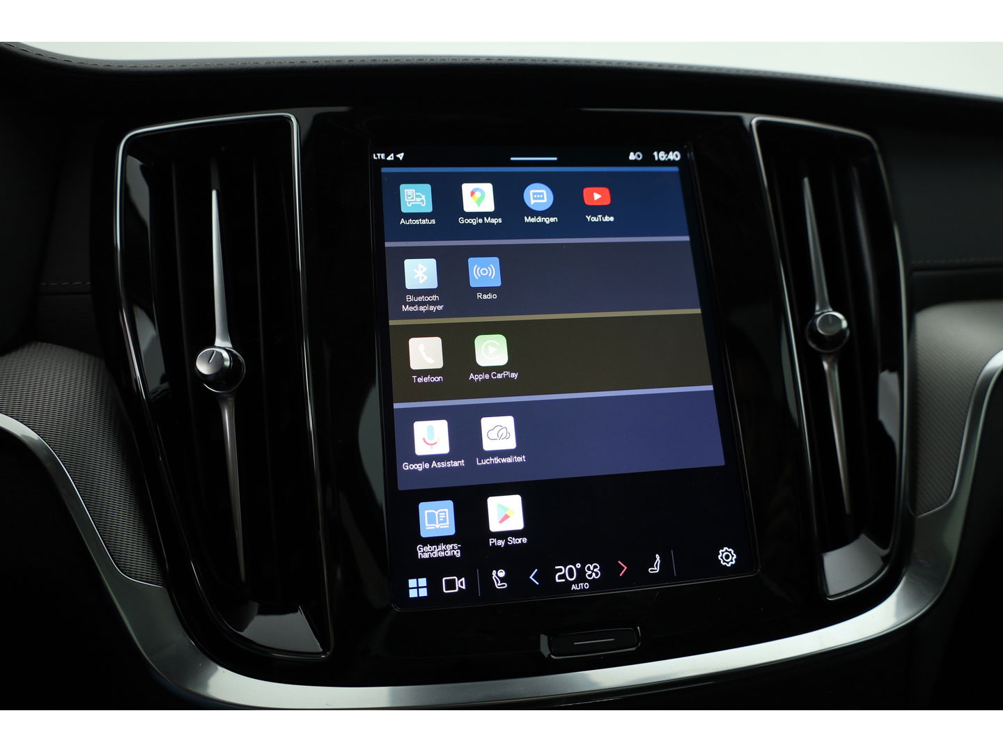 Volvo V60 2.0 T8 Plug-in hybrid AWD Ultra Dark | Pano-dak | Head-up | 360 camera | Trekhaak | H&K Audio |