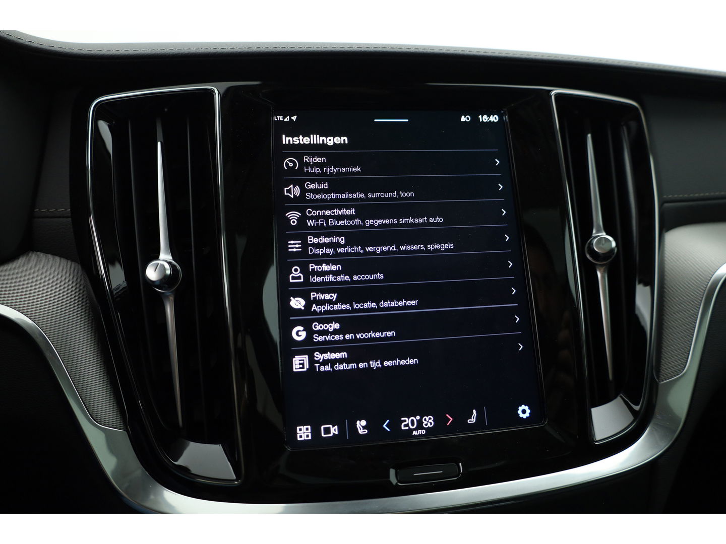Volvo V60 2.0 T8 Plug-in hybrid AWD Ultra Dark | Pano-dak | Head-up | 360 camera | Trekhaak | H&K Audio |