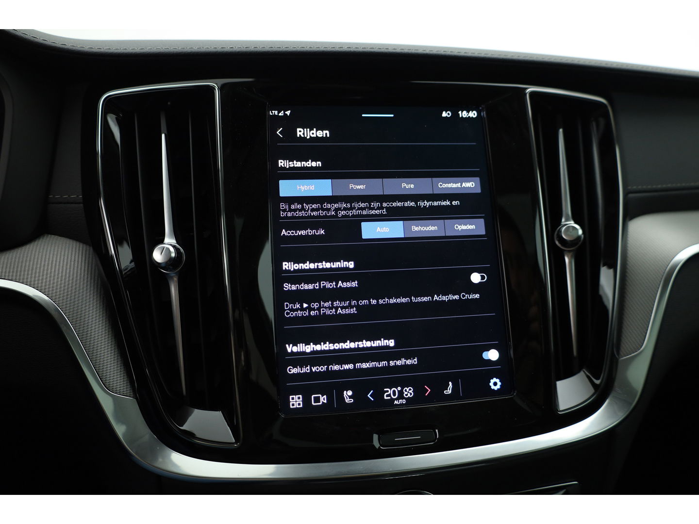 Volvo V60 2.0 T8 Plug-in hybrid AWD Ultra Dark | Pano-dak | Head-up | 360 camera | Trekhaak | H&K Audio |