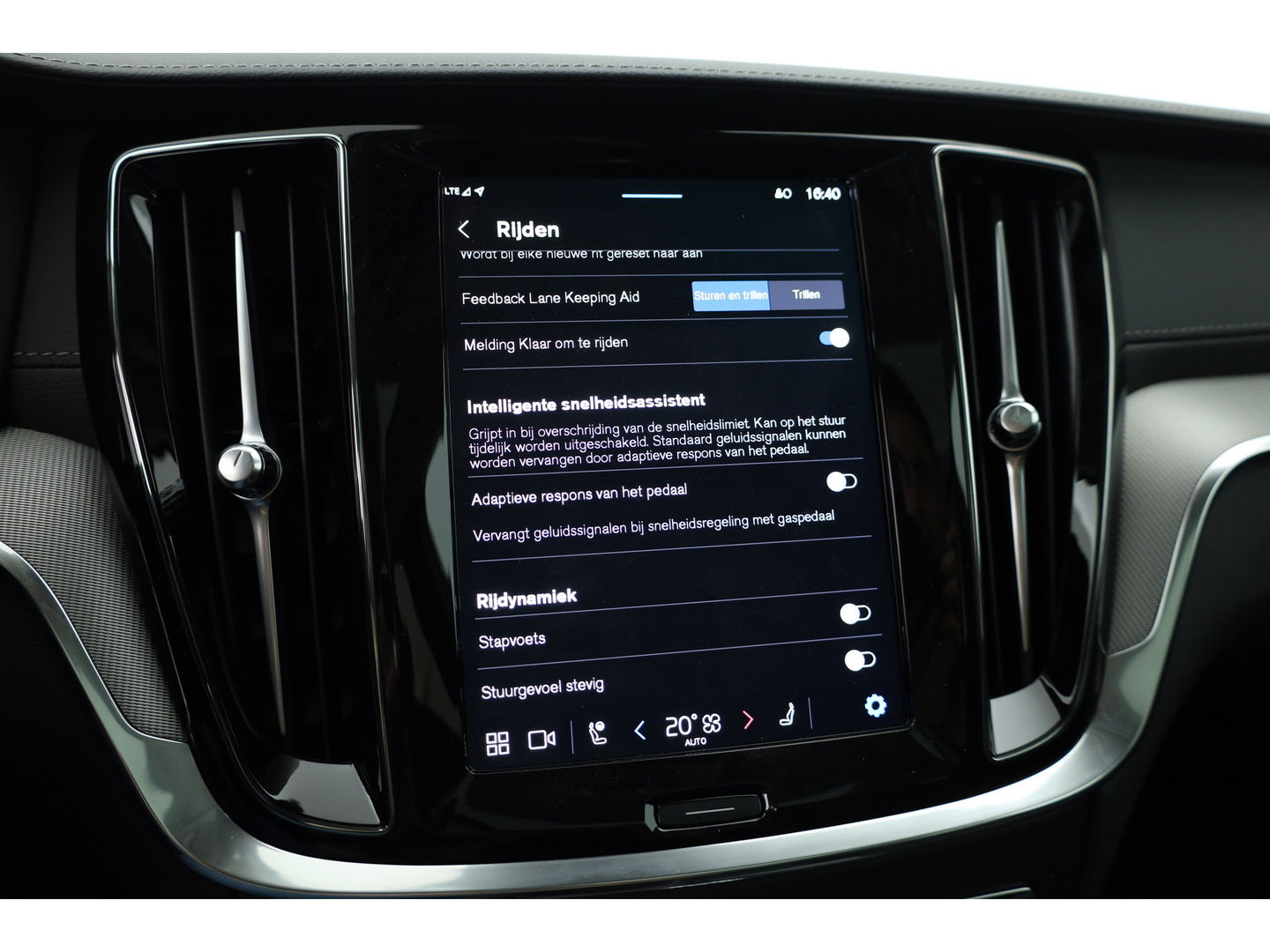 Volvo V60 2.0 T8 Plug-in hybrid AWD Ultra Dark | Pano-dak | Head-up | 360 camera | Trekhaak | H&K Audio |