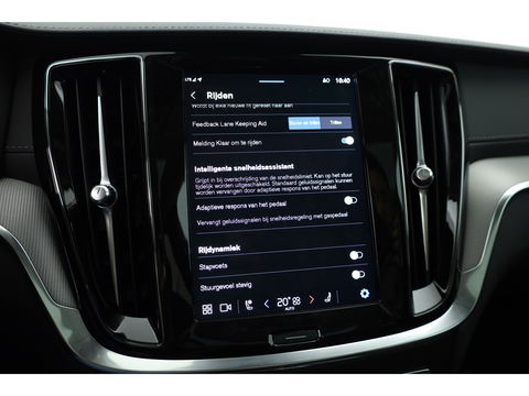 Volvo V60 2.0 T8 Plug-in hybrid AWD Ultra Dark | Pano-dak | Head-up | 360 camera | Trekhaak | H&K Audio |