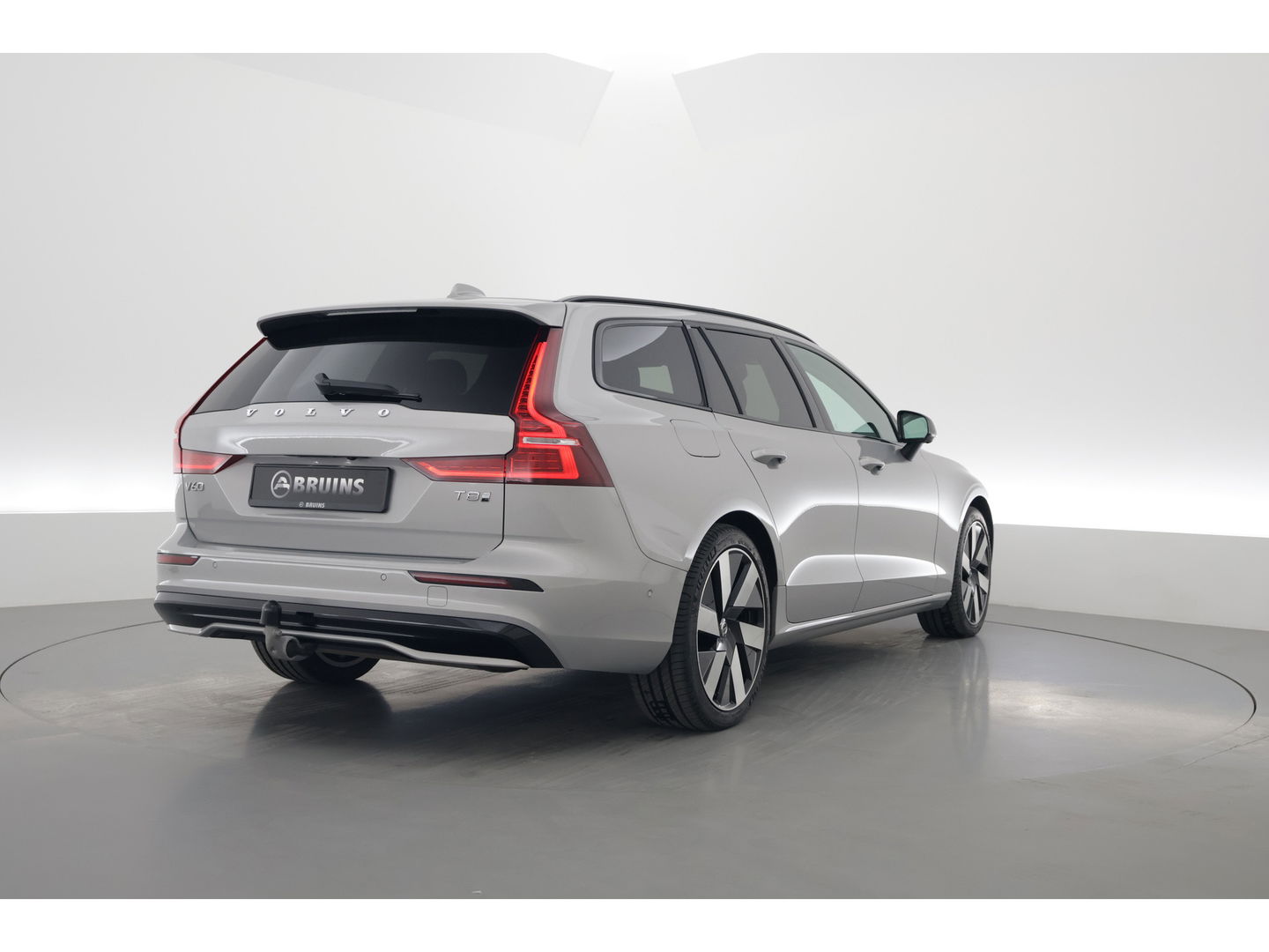 Volvo V60 2.0 T8 Plug-in hybrid AWD Ultra Dark | Pano-dak | Head-up | 360 camera | Trekhaak | H&K Audio |