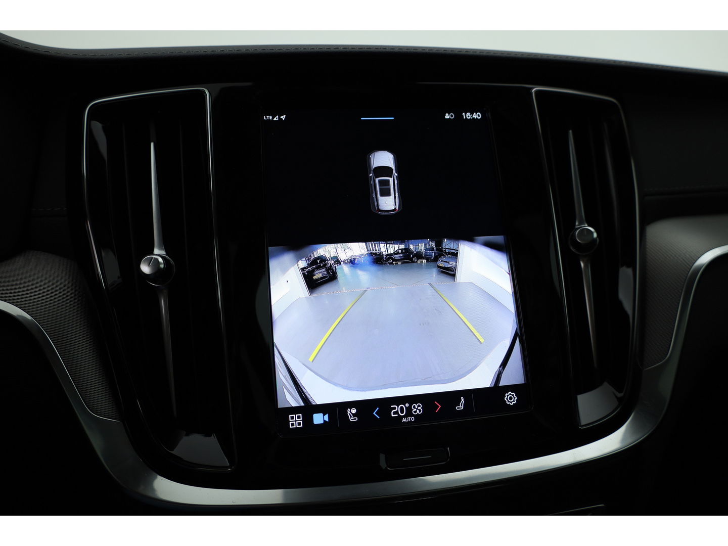 Volvo V60 2.0 T8 Plug-in hybrid AWD Ultra Dark | Pano-dak | Head-up | 360 camera | Trekhaak | H&K Audio |