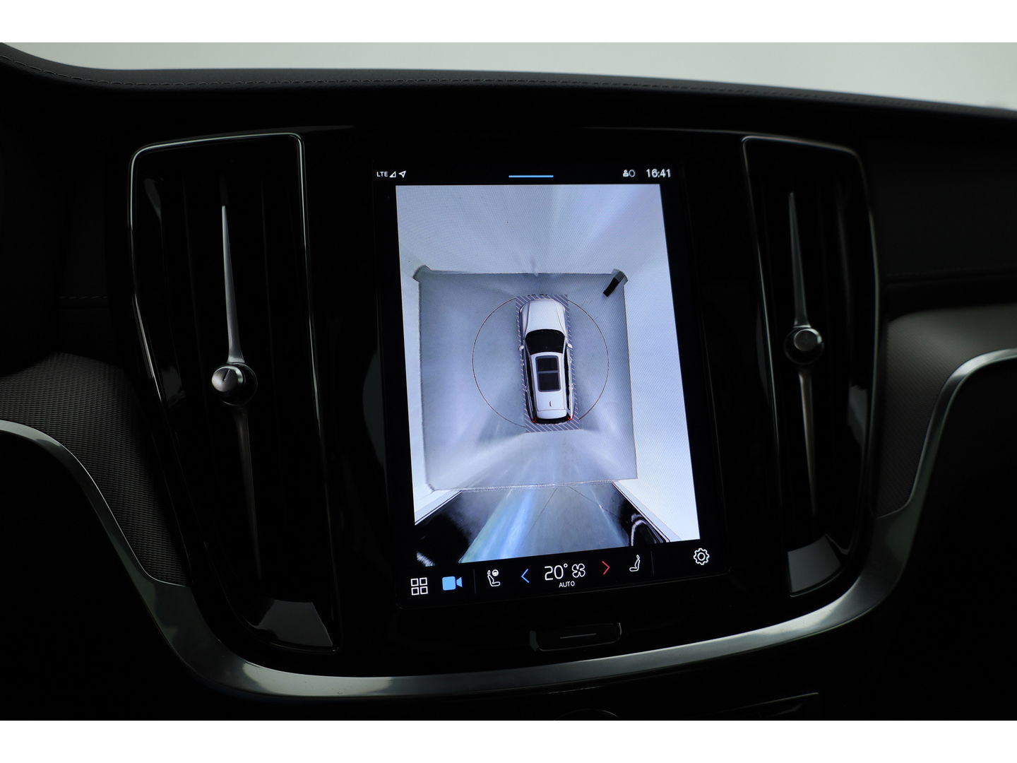 Volvo V60 2.0 T8 Plug-in hybrid AWD Ultra Dark | Pano-dak | Head-up | 360 camera | Trekhaak | H&K Audio |