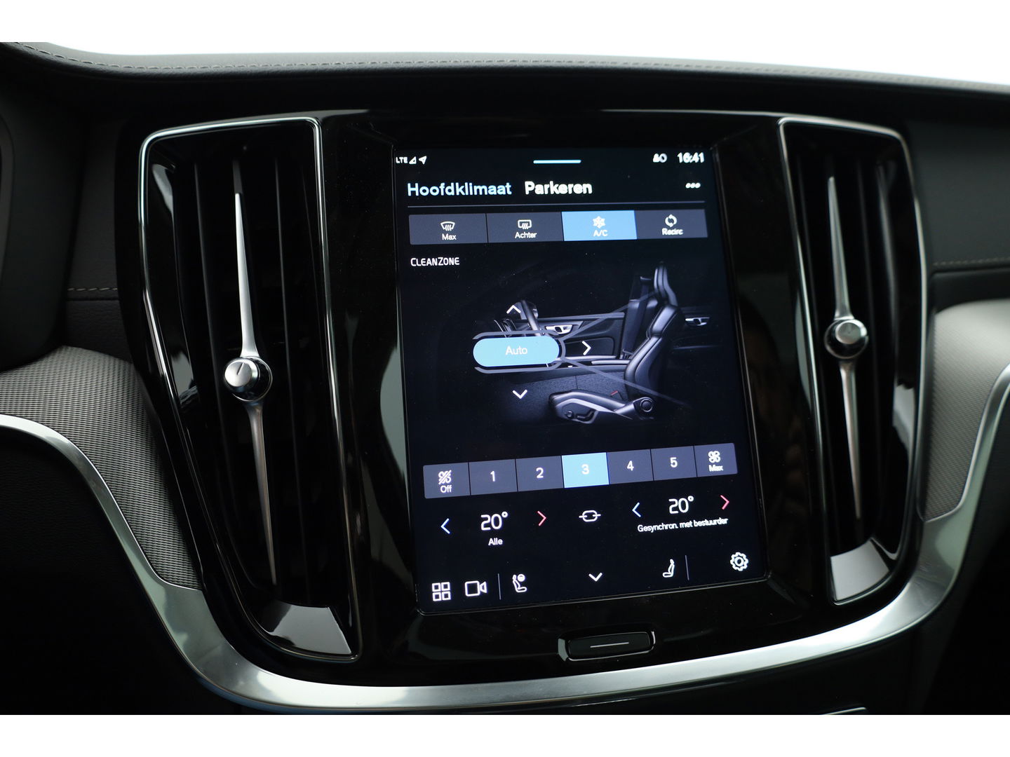 Volvo V60 2.0 T8 Plug-in hybrid AWD Ultra Dark | Pano-dak | Head-up | 360 camera | Trekhaak | H&K Audio |