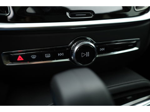 Volvo V60 2.0 T8 Plug-in hybrid AWD Ultra Dark | Pano-dak | Head-up | 360 camera | Trekhaak | H&K Audio |