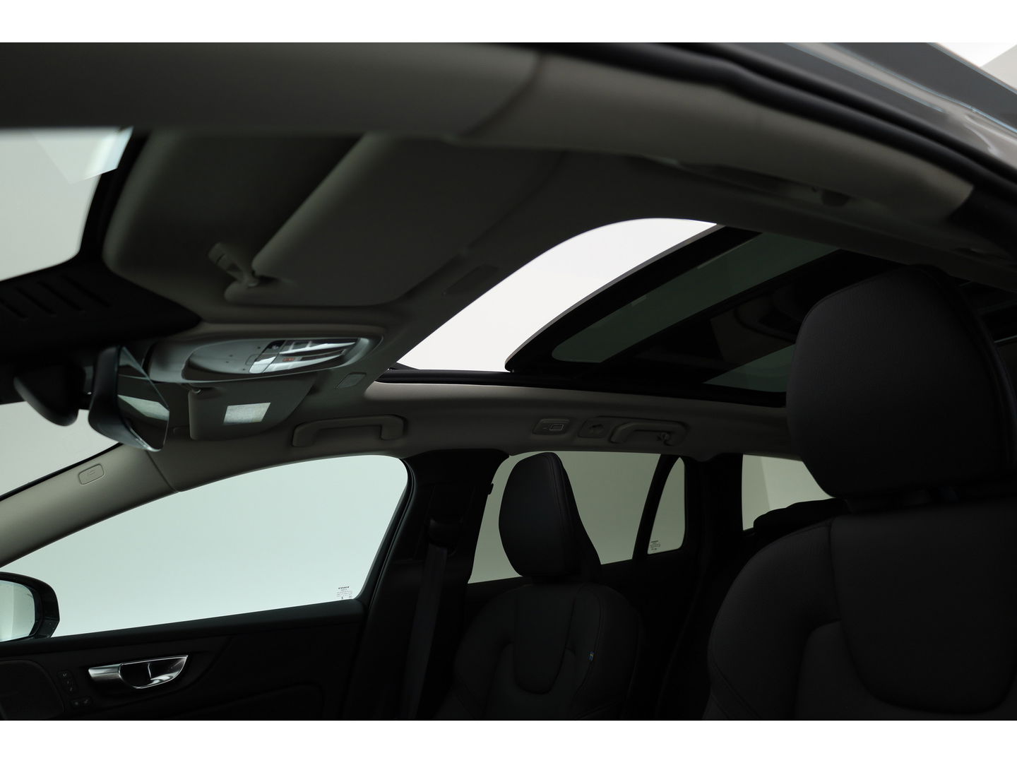 Volvo V60 2.0 T8 Plug-in hybrid AWD Ultra Dark | Pano-dak | Head-up | 360 camera | Trekhaak | H&K Audio |