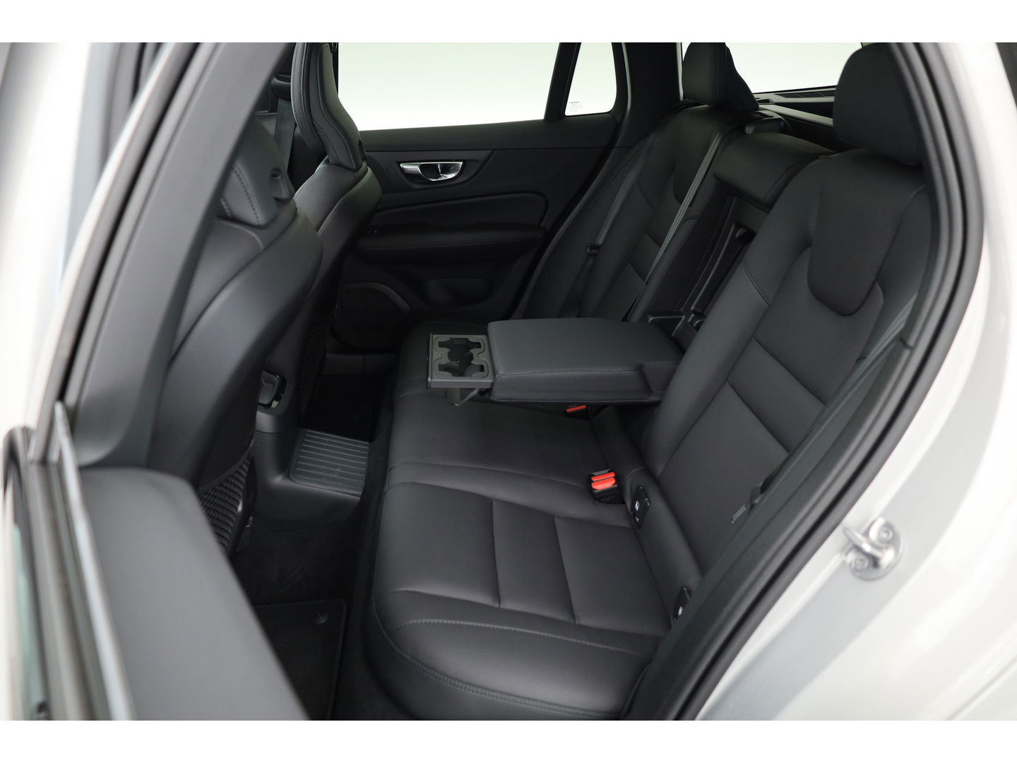 Volvo V60 2.0 T8 Plug-in hybrid AWD Ultra Dark | Pano-dak | Head-up | 360 camera | Trekhaak | H&K Audio |