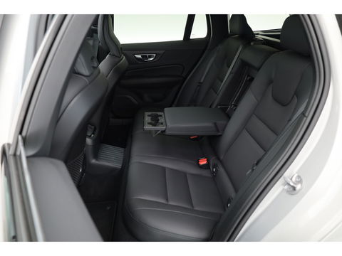 Volvo V60 2.0 T8 Plug-in hybrid AWD Ultra Dark | Pano-dak | Head-up | 360 camera | Trekhaak | H&K Audio |