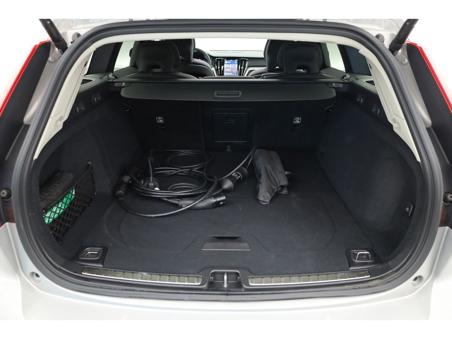 Volvo V60 2.0 T8 Plug-in hybrid AWD Ultra Dark | Pano-dak | Head-up | 360 camera | Trekhaak | H&K Audio |