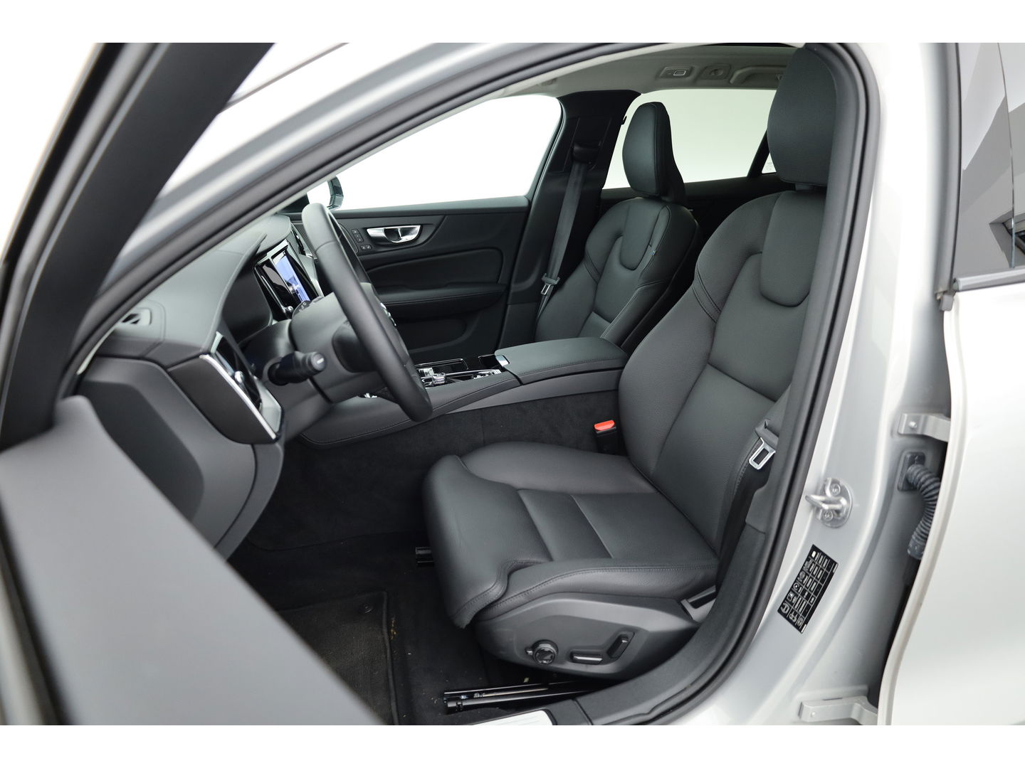 Volvo V60 2.0 T8 Plug-in hybrid AWD Ultra Dark | Pano-dak | Head-up | 360 camera | Trekhaak | H&K Audio |