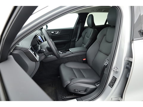 Volvo V60 2.0 T8 Plug-in hybrid AWD Ultra Dark | Pano-dak | Head-up | 360 camera | Trekhaak | H&K Audio |