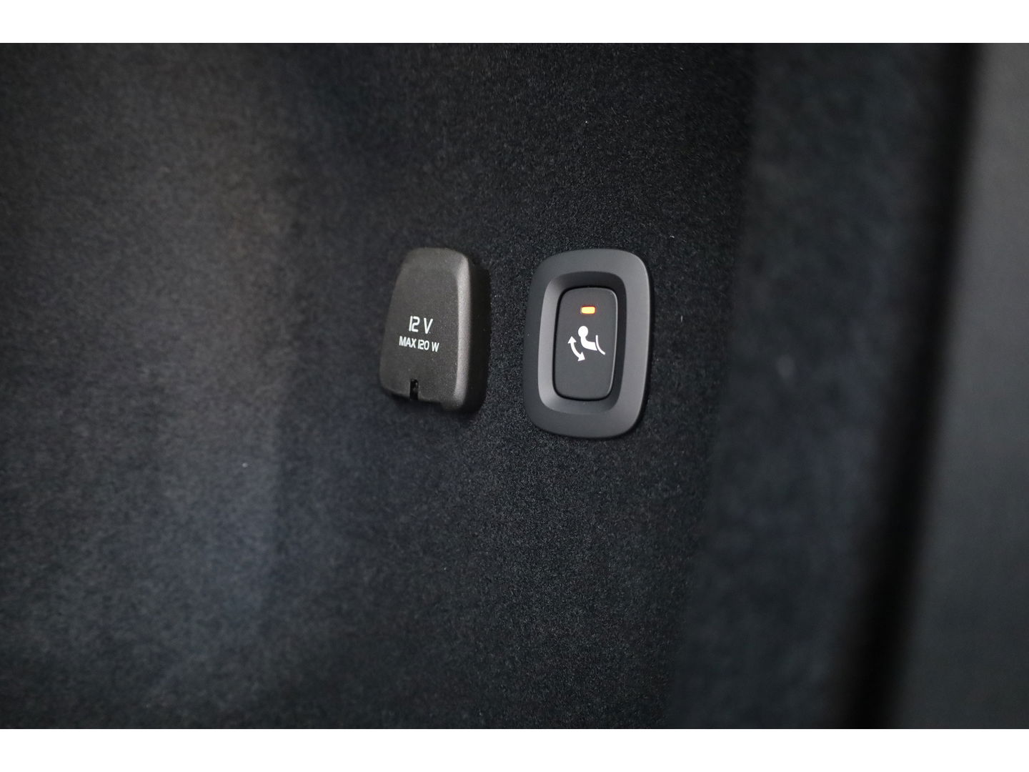 Volvo V60 2.0 T8 Plug-in hybrid AWD Ultra Dark | Pano-dak | Head-up | 360 camera | Trekhaak | H&K Audio |