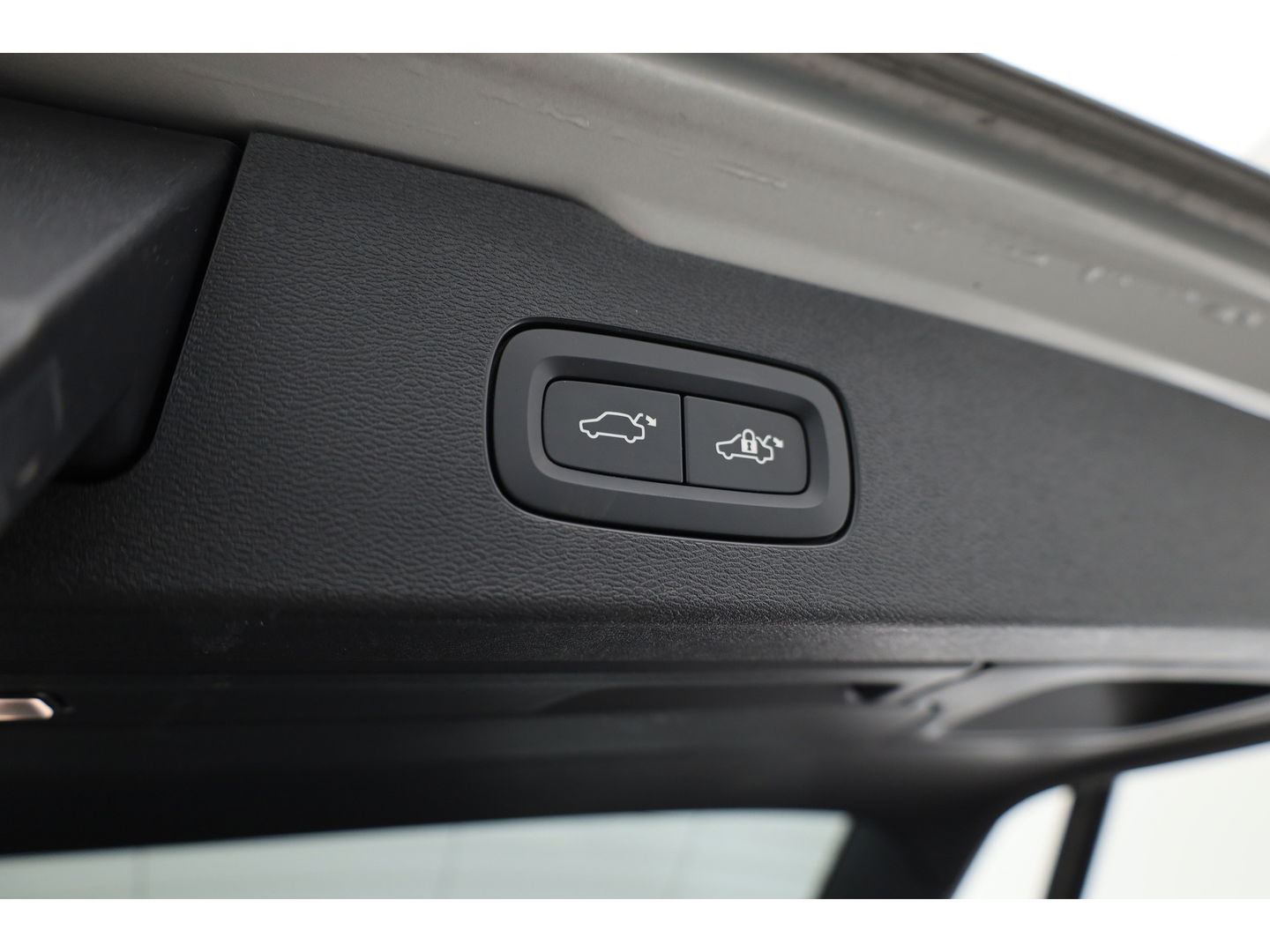 Volvo V60 2.0 T8 Plug-in hybrid AWD Ultra Dark | Pano-dak | Head-up | 360 camera | Trekhaak | H&K Audio |