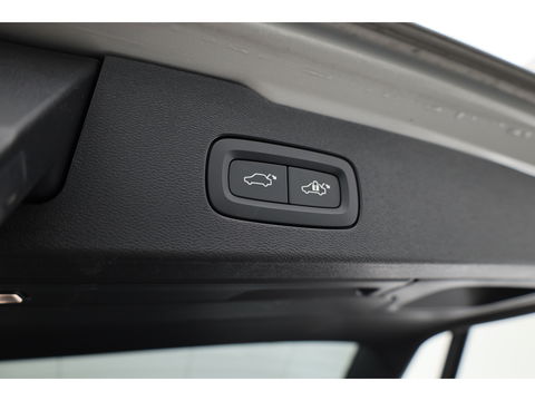 Volvo V60 2.0 T8 Plug-in hybrid AWD Ultra Dark | Pano-dak | Head-up | 360 camera | Trekhaak | H&K Audio |