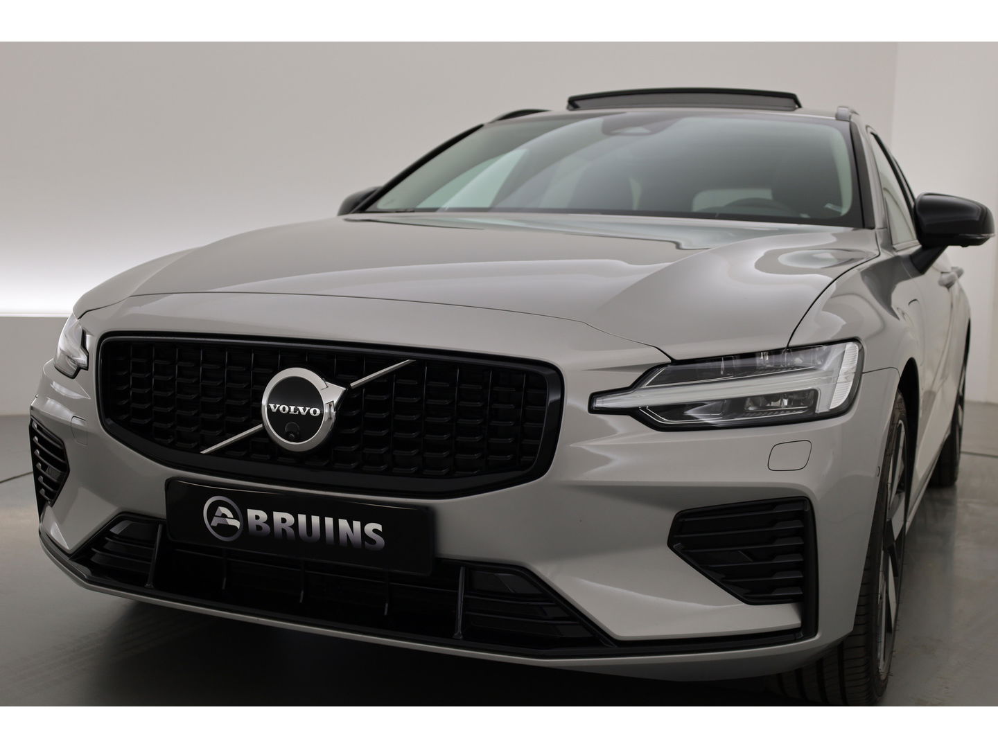 Volvo V60 2.0 T8 Plug-in hybrid AWD Ultra Dark | Pano-dak | Head-up | 360 camera | Trekhaak | H&K Audio |