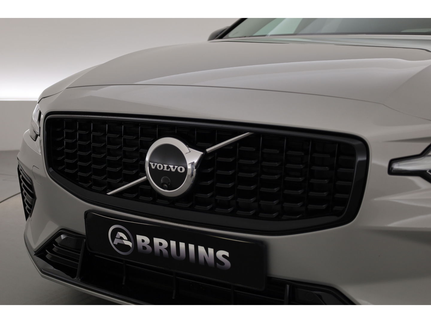 Volvo V60 2.0 T8 Plug-in hybrid AWD Ultra Dark | Pano-dak | Head-up | 360 camera | Trekhaak | H&K Audio |