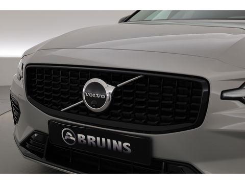Volvo V60 2.0 T8 Plug-in hybrid AWD Ultra Dark | Pano-dak | Head-up | 360 camera | Trekhaak | H&K Audio |
