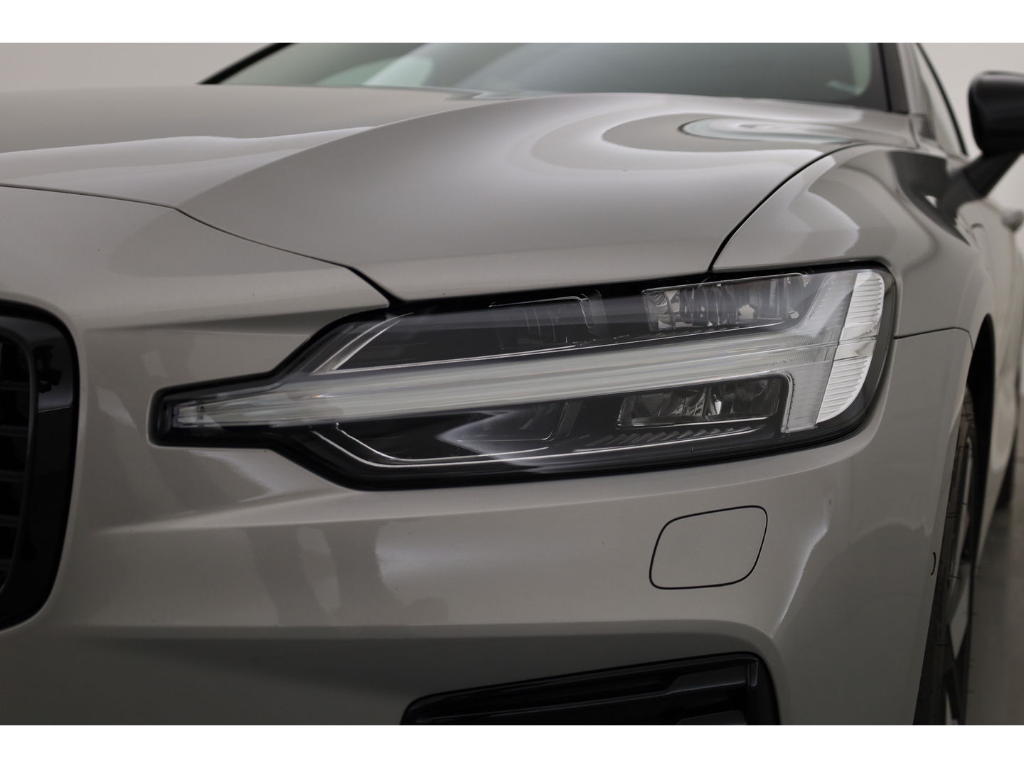 Volvo V60 2.0 T8 Plug-in hybrid AWD Ultra Dark | Pano-dak | Head-up | 360 camera | Trekhaak | H&K Audio |