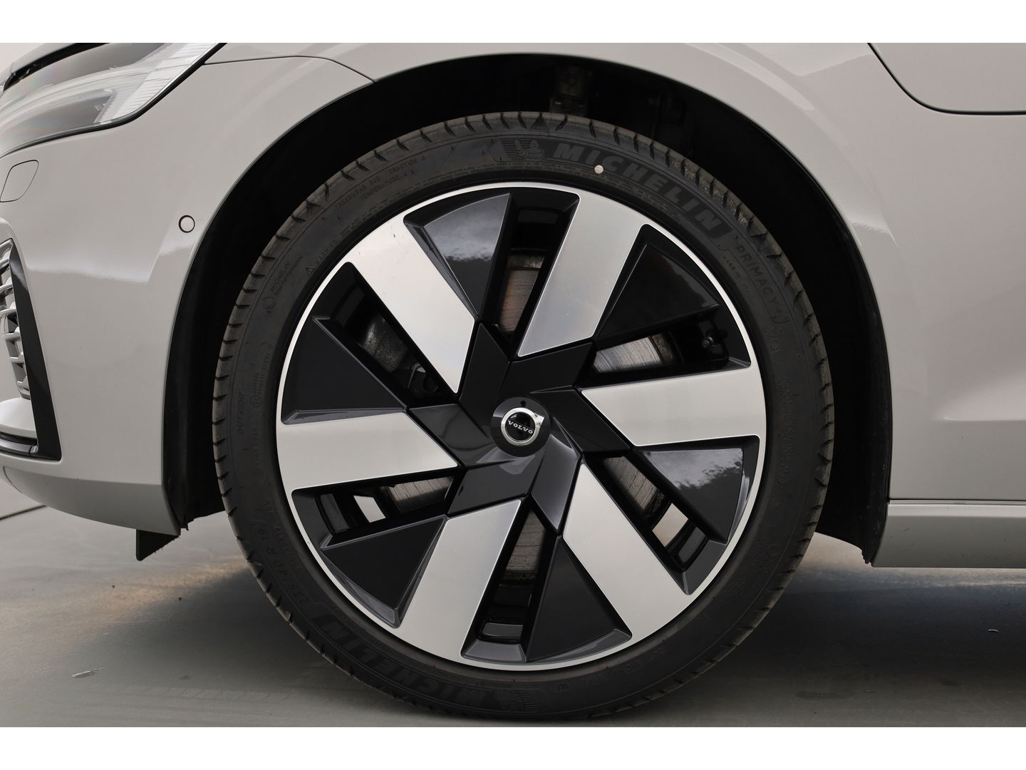 Volvo V60 2.0 T8 Plug-in hybrid AWD Ultra Dark | Pano-dak | Head-up | 360 camera | Trekhaak | H&K Audio |